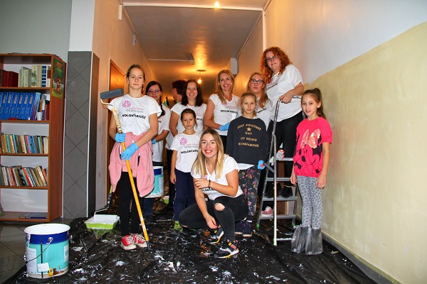 Volunteers in an animal shelter