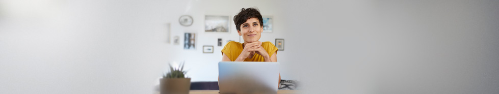 Kobieta siedząca przed laptopem