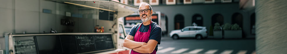 Uśmiechnięty mężczyzna w okularach