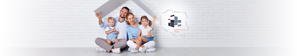 Czteroosobowa rodzina: mama, tata, dwoje małych dzieci siedzą na podłodze w nowym wnętrzu. Rodzice trzymają w dłoniach białą planszę, która tworzy nad rodziną dach. W prawym górnym rogu logo konkursu 