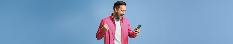 Mężczyzna ze smartfonem.