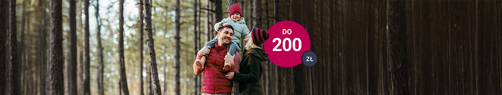 Zdjęcie przedstawia trzy osoby w lesie, wśród wysokich drzew. Mężczyzna trzyma dziecko na ramionach, a obok stoi kobieta w czapce w paski. Po prawej stronie znajduje się różowe koło z napisem „Do 200 zł”
