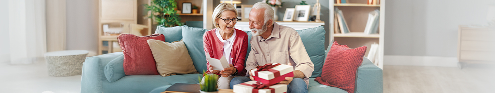 Kobieta i mężczyzna z prezentem.