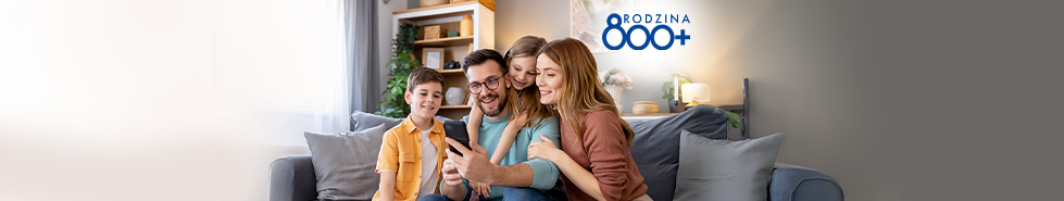 Ludzie na kanapie ze smartfonem.