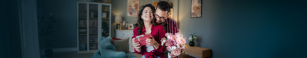 Ludzie z prezentami.