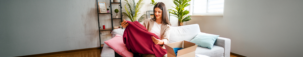 Kobieta z ubraniami.