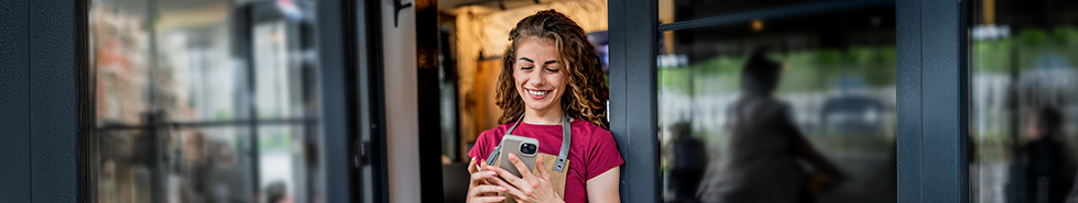 Sprzedawczyni ze smartfonem