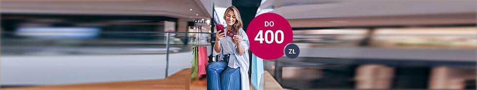 Kobieta z kartą kredytową i promocja do 400 zł premii