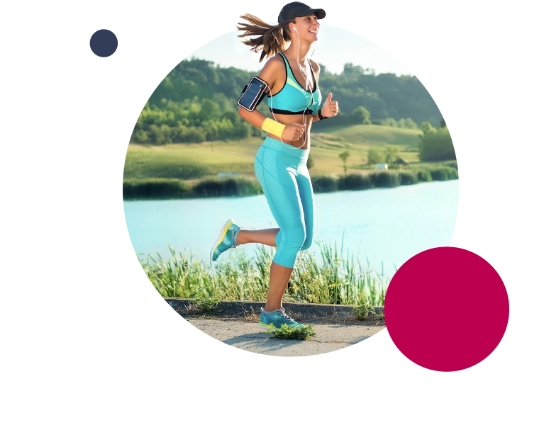 Dziewczyna w sportowym stroju biegnie na tle jeziora.